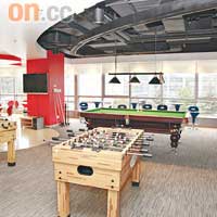毋須打卡、彈性上班時間、包伙食唔在講，連個遊戲室都竟然佔了整整一層樓！公關指出，如果地方許可，每個Google辦公室都必定會有桌球枱和足球機。