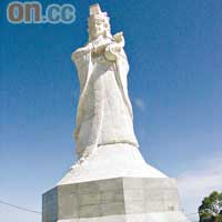 由一百二十塊北京房山漢白玉石雕刻成的媽祖像，屹立於高頂公園內。