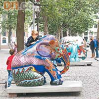 小鬼擒象的情景，在阿姆斯特丹市面經常看到。
