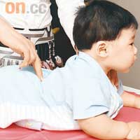 Step 2:將嬰兒趴下，利用食指及中指從頸部輕按至腰部，刺激背部肌肉的發展。