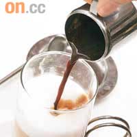 特濃瑪奇朵咖啡 $15<BR>附上一杯熱鮮奶及Espresso，方便客人自行調製，分外啱口味。
