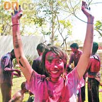 名為 Holi的節日，人們會到處將不同顏色的粉末撒到別人身上。
