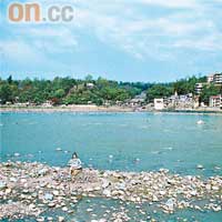 同樣是恒河，Rishikesh一帶的水質比旅客常去的Varanasi清澈很多倍。