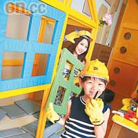 起屋仔<br>遊戲館的重頭戲之一，小朋友戴好手套和安全帽，做足安全措施後，就利用多種工具，學習裝窗花、砌磚頭。