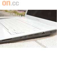 省去了光碟機，右側備有SD卡、耳機及收音咪孔、USB、LAN及電源插槽。