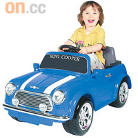 名車出場<br>成人熱捧的Mini Cooper，想不到亦進駐兒童界。這款適合三至七歲孩子的電動車，深藍色車身夠搶眼，只要踏油門便可控制。$2,199.9（a）