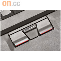 鍵盤承繼ThinkPad獨有的紅色TrackPoint加TouchPad並存的特色。