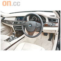 車廂用上多幅米白色真皮覆蓋，淺色布局更怡人。