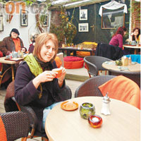 Cafe Feri的客人很多如藝術家般富型格，堪稱藝術Cafe。