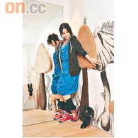 Ne-Net彩藍色立體波點連身泡泡裙 $3,399 (a)<br>:White Chocoolate × b+ab黑色波點Zip-up $499 (b)<br>Dannijo螢光粉紅×金色頸鏈 $4,799 (a)、紅×藍色星星波鞋Model's own<br>:White Chocoolate × b+ab黑色Plush公仔 $159 (b)