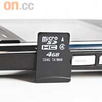 手機厚度只有10.1mm，還不及機附送的4GB microSDHC卡的高度。
