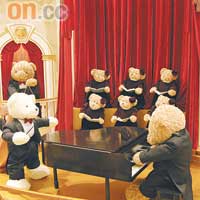 交響樂團演奏時，部分啤啤熊會跟住擺動。