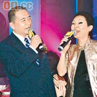 D3S發布會尾聲，神秘嘉賓Miss Chan Chan（右）光臨，仲同Nikon香港董事長御給伸好先生合唱。