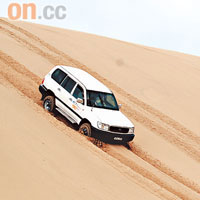 越野車從高斜沙坡滑下，想刺激啲記住揀頭位。
