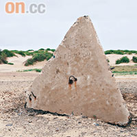 不時出現的大型水泥塊，原來是二次大戰時阻止日軍坦克前進的路障。