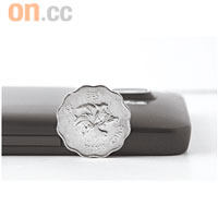 巨大的機身嚇怕唔少女性用家，廠商為此將厚度減至11mm，相信可挽回不少分數。