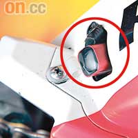 車身多處設有感應器（紅圈），以便車隊全面偵測和記錄戰車狀態。