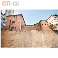 第四站 前域多利監獄一八四一年落成，是香港開埠初期最先以耐久物料所建造的建築物。