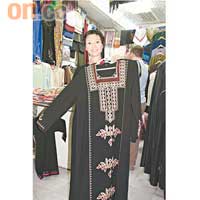 女士長袍<br>女士穿的黑色長袍（Abaya）， 價錢視乎手袖、領口的繡花及材料而定，大約由US$15（約HK$117）起。