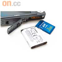 支援SD/SDHC記憶卡，鋰電池充電後約可拍攝二百二十張相片。