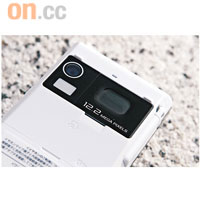 提供千二萬像素鏡頭及LED補光燈，右方則是指紋感應器，可代替密碼來開機，防止別人偷取資料。