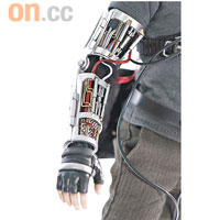 原本電線是隱藏於手臂內，但為免屈斷，量產時會改為接駁到機械臂上。