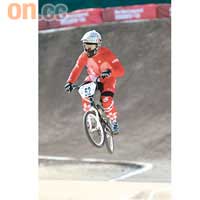 想拍下本屆東亞運BMX冠車王史提芬比賽時的英姿，940SH的一百張連拍功能就大派用場。