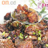 炒蘿蔔糕（Chai Tow Kway） $45<br>食慣粵式蘿蔔糕，大家一見此墨汁「糕碎」，相信會即想退換，其實此乃新加坡人的正宗食法，以甜醬炒香細碎的菜頭糕（亦即蘿蔔糕），每片都很入味。