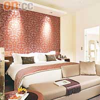 Sofitel外表古雅，套房則摩登舒適。