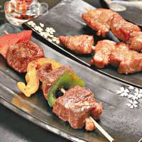 (前)美國牛肉粒串 $10/串<br>(後)黑豚肉粒 $10/粒<br>十蚊一串的肉串燒,並沒有將貨就價,用的是美國牛肉粒及豚肉粒,兩者同樣腍而不韌又Juicy,抵食又美味。