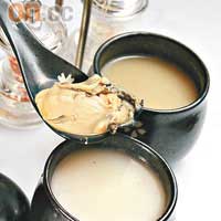 (前)招牌廣島蠔湯 $18/碗<br>(後)天山菌香蠔湯 $18/碗<br>兩款湯底均以蠔仔、豬骨及雞肉熬成,並以雪海鹽調味,清甜鮮香。前者加入原隻廣島蠔,後者則加入了多種雲南山珍,菇香出眾。