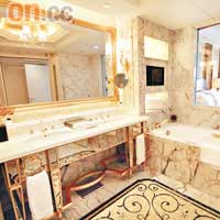 浴室布置豪華優雅，牆身與地板採貝殼用料，增添海洋Feel。