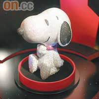 以近萬顆鑽石、花咗八個月時間製作嘅Snoopy，現正申請Snoopy昂貴鑽石健力氏紀錄。
