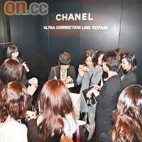 來自亞洲的傳媒率先試用Chanel超完美修護抗皺系列。