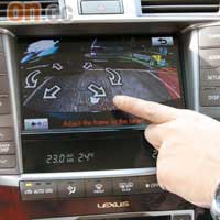 輕觸屏幕選擇指令後，便可使用自動泊車功能。