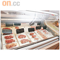 櫃內的凍肉來自世界各地，全由Friendly精心挑選，店子獨家發售的包括澳洲Blackmore和牛、美國Sixpoint黑豚及New Horizon Farms的嫩羊架等。