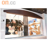 Comme des GarÇons Under The Ground位於雪廠街10號地庫。