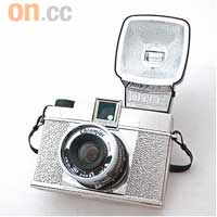 Chromiac Edition 銀色版Diana F+ with Flash相機 $818（d）<br>「我建議買部Diana F+ with Flash相機送畀貪玩型的朋友，沿用六十年代的經典設計，加上閃燈，派對上就可以同好友影個夠本。」