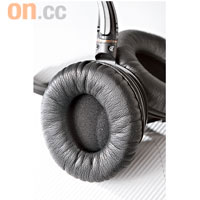 內置有40mm全音單元，採用複合碳纖維物料，有效提高低音的厚實感。