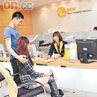 租車唔只要檢查機件性能，仲要問清楚保險、過期費用及告票等問題，了解清楚雙方嘅責任條款。