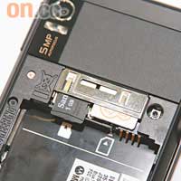 支援32GB microSDHC卡，但要拆蓋拆電先換到，唔夠方便。