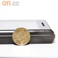 裝埋鍵盤，機身都只有13.7mm厚，側滑式手機最薄係佢。