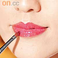 Step 4在顴骨位置打斜掃上橙粉紅色胭脂，最後在唇上塗搽一層厚身的紅色唇彩。