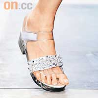 2010春夏必買則是Prada的透明膠鞋，有矮跟和高跟，露趾或尖頭。