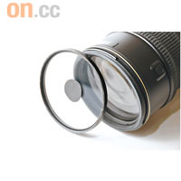 用膠紙在Filter或平價濾鏡（大約一百元左右）的中央貼上一片圓形黑卡紙，配合長焦距鏡頭就可做出反射效果。