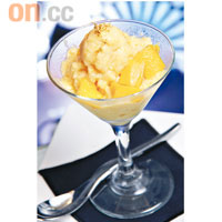 Mango Gloss$98<br>冧酒放進液態氫裏令溫度急降，使之凝固成軟身冰狀，看上去似爆谷，配合鮮杧果肉，「吃」起來像杧果雪糕，還有少許榛子味道。