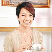 楊婉儀慧  賢雅集成員<br>「聖誕節當然要做善事，這才可得到真正的喜悅！每年都會到Leonidas買朱古力，因為她們扣除成本開支後，收益會捐贈予有聽力障礙的小朋友，吃朱古力都可以做善事，分外甜絲絲！」