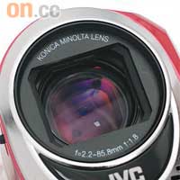 採用Konica Minolta鏡頭，提供三十九倍光學及九百倍數碼變焦，支援F1.8~4.3光圈、f2.2~85.88mm焦距。