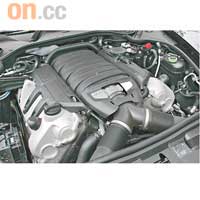 4.8公升V8引擎實力強橫，但油耗和排放俱低。