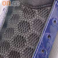 鞋舌採用雙層透氣網設計，提升鞋內的通爽效果。